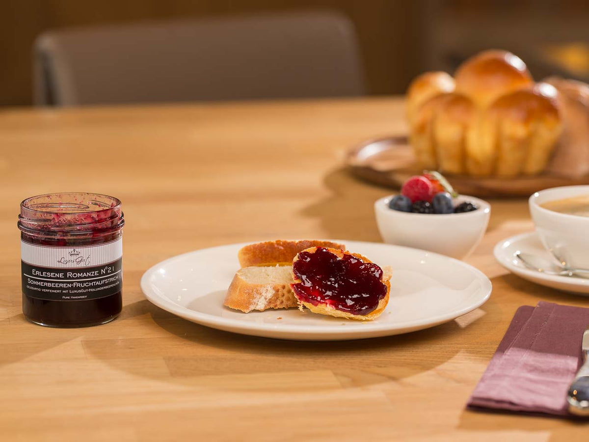 Sommerbeeren Fruchtaufstrich mit Holunderbeerenlikör